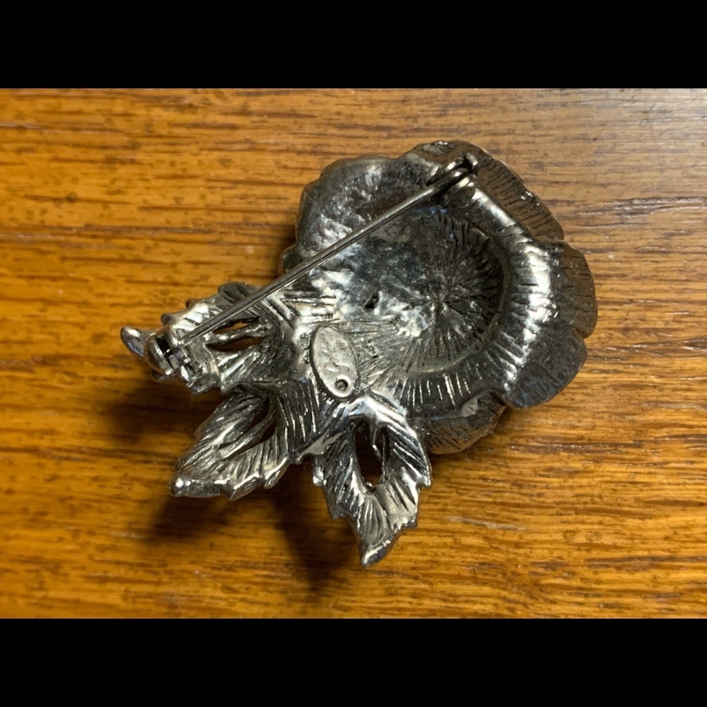 Bundle/Silver rose pin, American flag pin, Butterfly pin - Picture 4 of 8